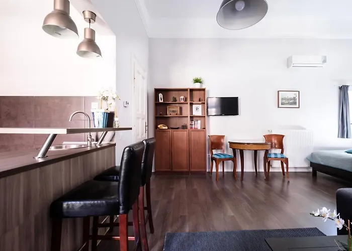 Andrassy Garden In Center Apartment