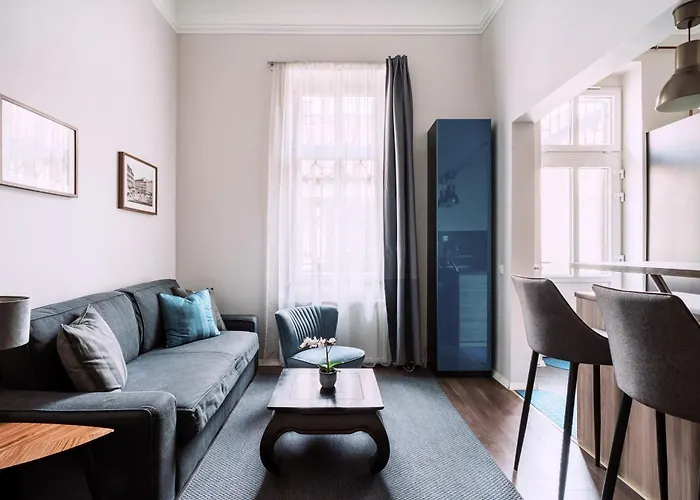 Andrassy Garden In Center Apartment