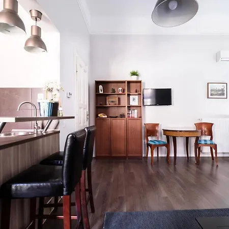 Andrassy Garden In Center Apartment