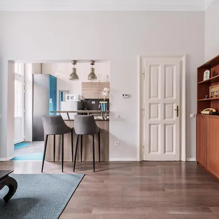 Andrassy Garden In Center Boedapest